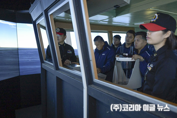 22일, 필리핀해군 라자술라이만함 승조원들이 실제 함정과 유사한 모의장비가 설치된 해군교육사 조함훈련장에서 조함실습을 하고 있다.    (사진/제공=정훈실 하사 홍성민)