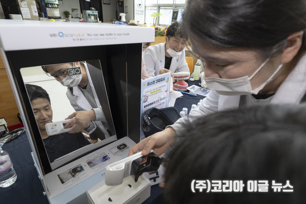22일 해군교육사령부 복지관에서 실시한 '건강증진 캠페인'에서 행사에 참가한 교육사 장병이 구강부스에서 구강 청결상태를 확인하는 큐스캔 검사를 하고 있다. (사진/제공=정훈실 하사 홍성민)