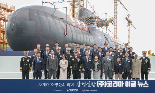 10월 22일 한화오션 거제 사업장에서 열린 장보고‑Ⅲ Batch‑Ⅱ 1번함 장영실함 진수식에서 강동길 해군참모총장(첫번째 줄 왼쪽 5번째)을 비롯한 주요 내빈들이 기념촬영을 하고 있다. (사진/제공=해군)