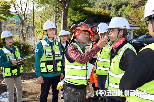 밀양시는 23일 산업안전보건위원회 위원과 함께 한국수자원공사 밀양권지사 인근 소나무재선충병 방제사업장을 방문해 중대재해 예방을 위한 합동점검을 실시했다.  (사진/제공=밀양시)