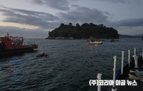 창원해경이 진해 지리도 인근 해상의 좌초 모터보트 승선원을 구조하고 있다.  (사진/제공=창원해경)