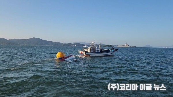 진해 지리도 인근 해상에서 좌초된 모터보트를 해양재난구조대 선박이 예인하고 있다.  (사진/제공=창원해경)