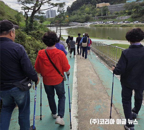 시민들이 노르딕워킹으로 강변을 걷고 있다.  (사진/제공=영주시)