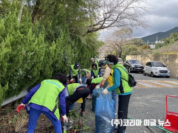 창원 진해구 여좌동 푸르미클린팀, 무릉도원 일대 환경정화 활동 실시  (사진/제공=진해구청)
