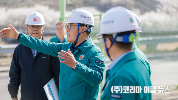 김윤철 군수가 현장을 점검 중이다.   (사진/제공=합천군)