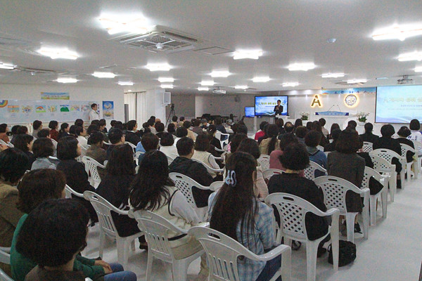 신천지예수교회 진해교회가 지난 25일 ‘내가 바라던 세상’ 오픈하우스를 개최한 가운데 참석자들이 강의를 듣고 있다.  (사진/제공=신천지예수교회)