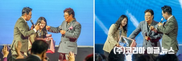 가수 남진씨가 경품추첨을 진행하고 있다.