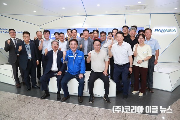 지난 8월열린 ‘제1회기업현장투어’에서 박성호청장이수태(입주기업협의회장)파나시아대표이사등 참석자들이 세미나를 마친후 기념촬영을 하고있다.  (사진/제공=부산진해경제자유구역청)