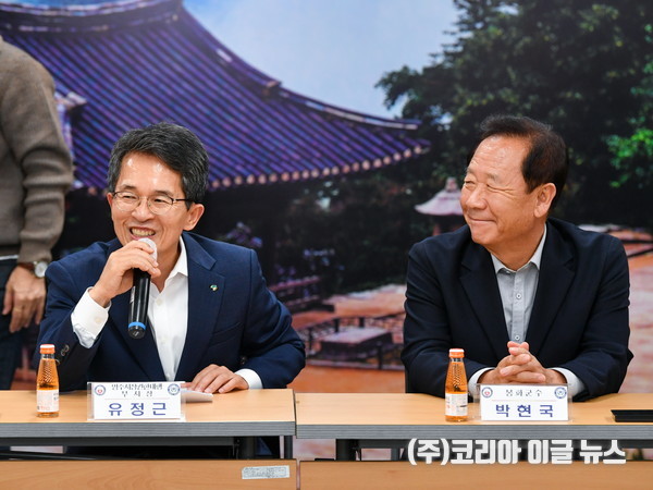 유정근 영주시장 권한대행과 박현국 봉화군수가 위촉식에 참석했다.  (사진/제공=영주시)