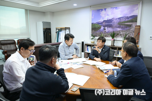 변광용 거제시장(사진, 오른쪽 세번째)은 지난 28일, 주요 간부 공무원들과 함께 국회 국토교통위원회 복기왕 국회의원을 만나 지역 주요 현안사업의 추진 상황과 국비 지원 필요성에 대해 상세히 설명하고 적극적인 지원을 요청하고 있다.   (사진/제공=거제시)