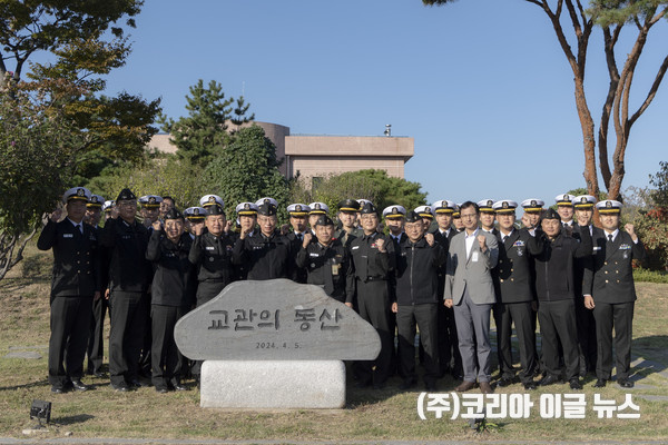해군교육사령부는 10월 29일 교육 최일선에서 활약하는 교관들의 자긍심을 고취하고 역량을 강화하기 위해 교관의 동산과 종합교육관에서 '교관의 날 행사'를 실시했다. 사진은 부대 내 조성된 '교관의 동산'에서 교육사령관(앞줄 왼쪽에서 다섯번째)과 우수교관 및 주요직위자들이 기념촬영을 하고 있는 모습.   (사진/제공= 정훈실 하사 홍성민)