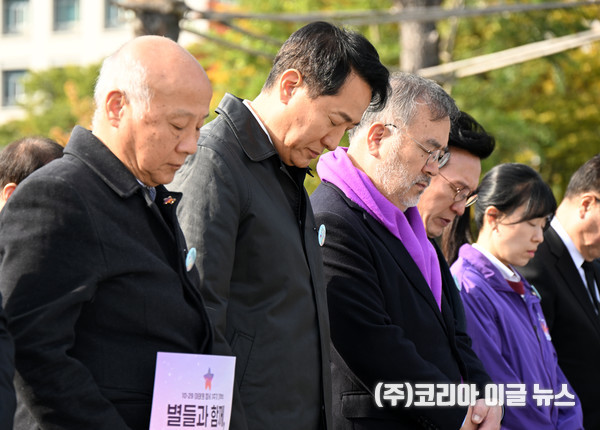 오세훈 서울시장이 29일(수) 광화문 북측광장에서 열린 ‘10.29 이태원 참사 3주기 기억식’에 참석해 희생자를 추모하고 있다.  (사진/제공=서울시)