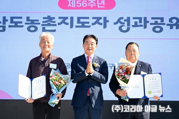 (가운데)최학범 의장이 농업·농촌 발전에 기여한 농촌지도자에게 의장 표창을 수여하며 감사와 격려를 전했다.  (사진/제공=경상남도의회)