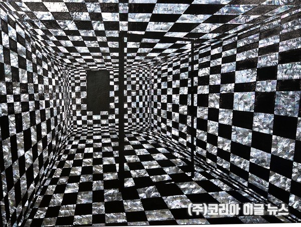 구은경_Door-숨겨진가능성_2016_목재위에옻칠_나전_96×125cm (제공=경남도립미술관)