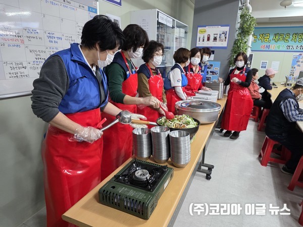 지난 11월1일 무료급식 봉사활동을 마산 엠호텔 2층에서 진행하고 있다.