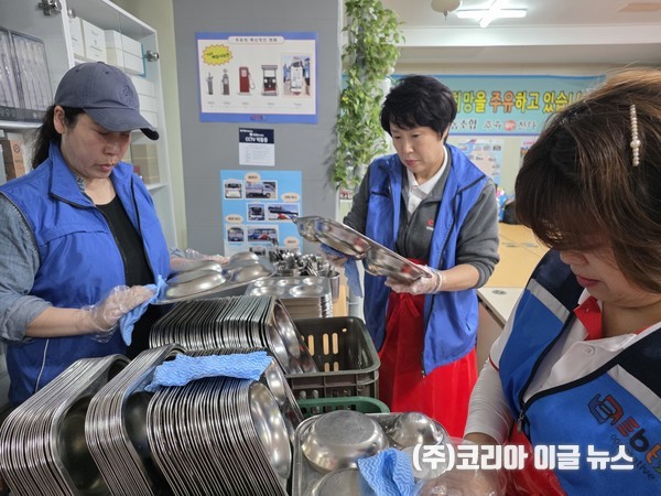 식사가 끝난 뒤에도 봉사자들이 식기류 정리를 하고 있다.