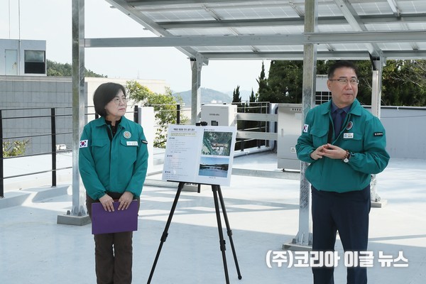 (오른쪽) 정현섭 진해구청장, 벽해정 태양광 설치 현장 방문  (사진/제공=진해구청)