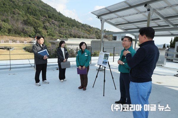 (오른쪽) 정현섭 진해구청장, 벽해정 태양광 설치 현장 방문  (사진/제공=진해구청)