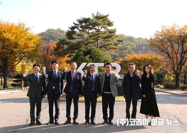 5일 입주기업 시험인증지원강화를 위해 박성호(오른쪽에서세번째)부산진해경제자유구역청장이 한국화학융합시험연구원(KTR)을 방문하여 관계자들과 기념촬영을 하고있다.  (사진/제공=부산진해경제자유구역청)