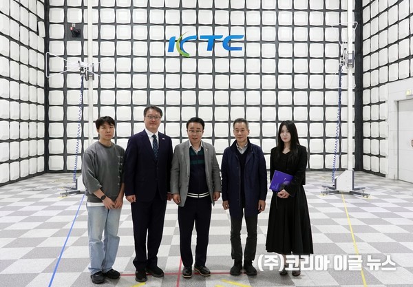 5일 입주기업 시험인증지원강화를 위해 박성호(가운데)부산진해경제자유구역청장이 한국기계전기전자시험연구원(KTC)을 방문하여 관계자들과 기념촬영을 하고있다.  (사진/제공=부산진해경제자유구역청)