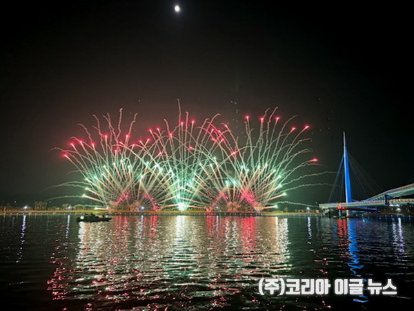 제25회 마산가고파국화축제, 불꽃쇼  (사진/제공=창원특례시)