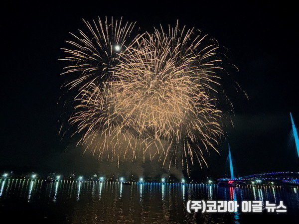 제25회 마산가고파국화축제, 불꽃쇼  (사진/제공=창원특례시)