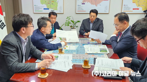 유정근 영주시장 권한대행이 임종득 국회의원을 만나 사업을 설명하고 있다.  (사진/제공=영주시)