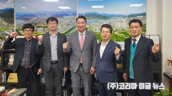 영주시 관계자 정희용 국회의원 단체기념사진  (사진/제공=영주시)