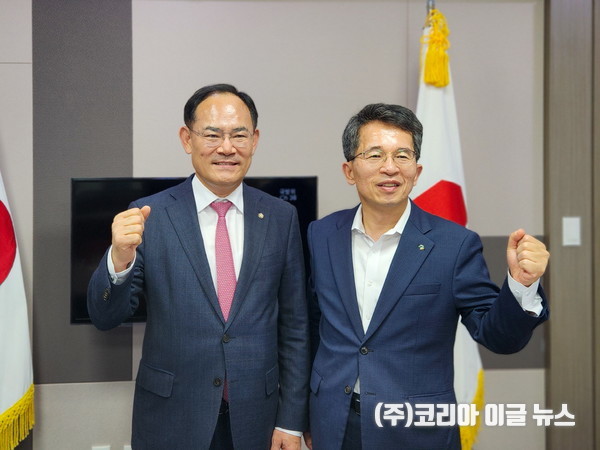 국회방문 기념사진(왼쪽부터 임종득 국회의원, 유정근 영주시장 권한대행)  (사진/제공=영주시)