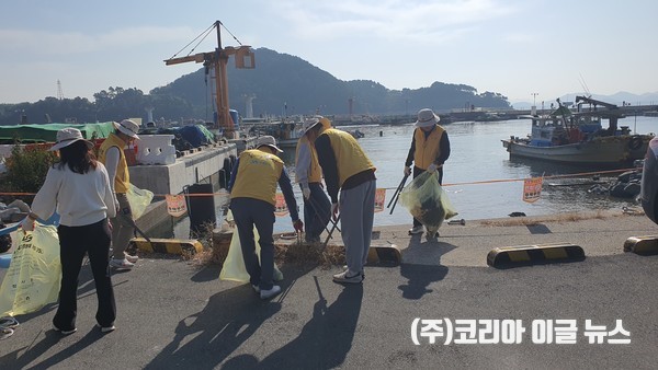 수협은행 경남금융본부-(주)세경씨앤디, 임직원들이 환경정화 플로깅을 하고 있다.  (사진/제공=수협은행 경남금융본부)