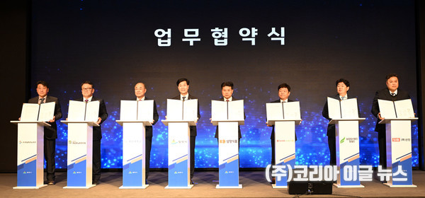 지난 6일 서울 여의도 중소기업중앙회 KBIZ홀에서 열린 2025 밀양시 투자유치설명회에서 안병구 밀양시장(왼쪽 4번째)이 최재원 부산대학교 총장(왼쪽 3번째), 김동찬 ㈜삼양식품 대표(왼쪽 5번째) 등 7개 기업·기관과 K-푸드 수출산업 육성을 위한 푸드테크 연구지원센터 구축 및 운영에 관한 업무협약을 체결하고 기념 촬영을 하고 있다.  (사진/제공=밀양시)