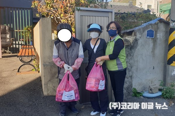 창원특례시 진해구 웅동1동 자원봉사회, 취약계층 40세대에 밑반찬 지원  (사진/제공=창원특례시)