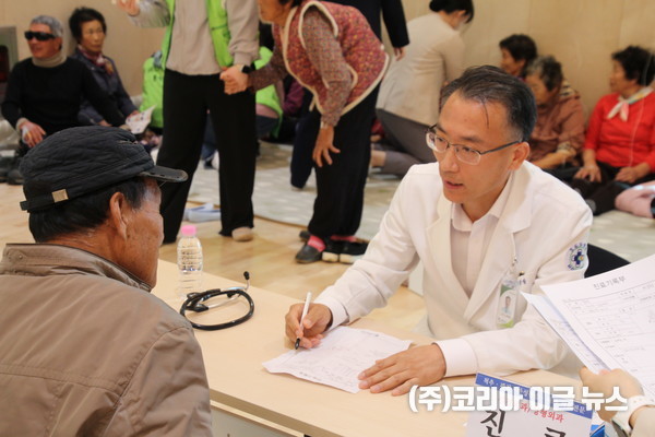 365병원 강명상 병원장이 의료봉사를 실시하고 있다.  (사진/제공=마산365병원)