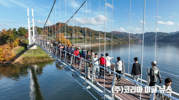 영주댐 전국 건강걷기 대회 참여자들이 용두교를 걷고 있다.  (사진/제공=영주시)