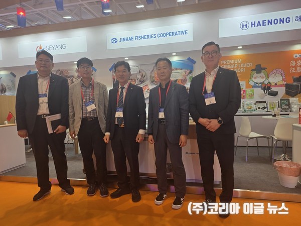 왼쪽에서 세번째 김일용 진해수협 조합장이 청도 국제어업박람회에 참석했다.  (사진/제공=진해수협)