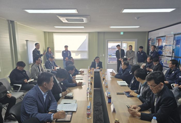 더불어민주당 허성무 경남도당 위원장이 지난 10일 경남 고성군에서 SK오션플랜트 매각과 관련해 현장 간담회를 갖고 있다. (사진=민주당 경남도당 제공)