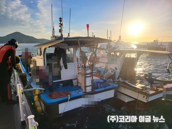 창원해경이 거가대교 인근 충돌선박 승선원을 구조하고 있다.  (사진/제공=창원해경)