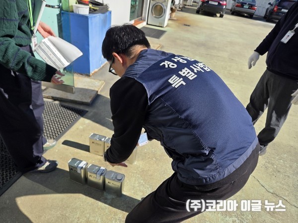 시료채취 봉인 (사진/제공=경상남도)