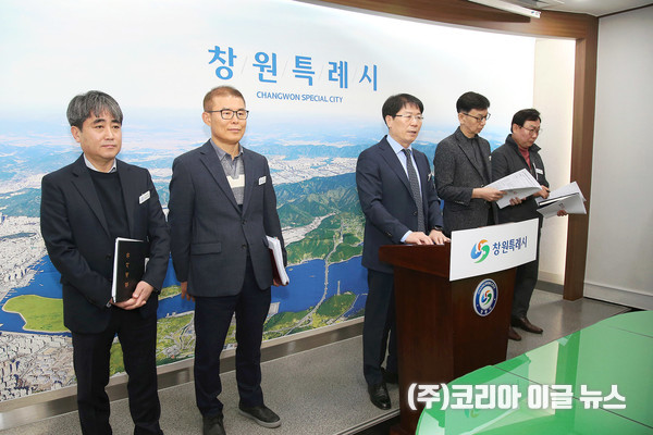 이종덕 경남 창원시 도시공공개발국장이 지난 12일 시청 프레스센터에서 도시공공개발국 정례브리핑을 하고 있다.  (사진/제공=창원특례시)