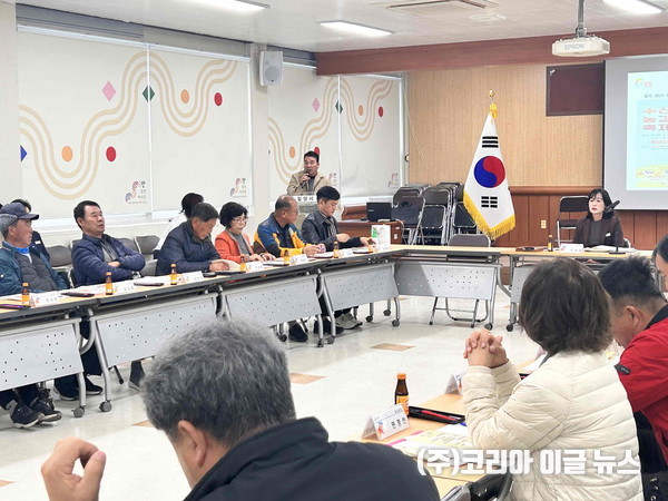 권무성 추진위원장이 하남읍 이장협의회에서 수산제 농경문화축제를 홍보하고 있다.  (사진/제공=밀양시)