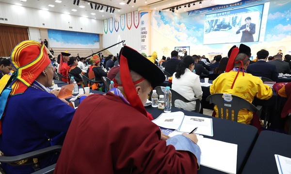 지난 10월 30일 청주에서 열린 '제3기 만국초청 계시록특강'에 참석한 종교지도자들이 신천지예수교회 이지연 총회 교육부장의 계시록 강의를 들으며 필기하고 있다.   [사진 제공 = 신천지예수교회]​​​​​​​