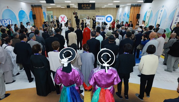 지난 10월 30일 청주에서 열린 '제3기 만국초청 계시록특강'에서 참석자들이 말씀체험 프로그램 'OX 퀴즈'를 하고 있다.      [사진 제공 = 신천지예수교회]​​​​​​​