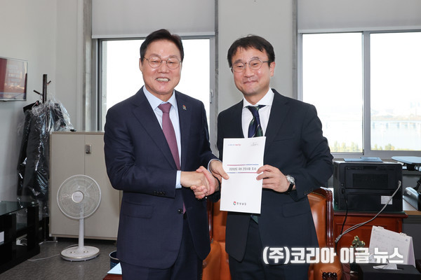 박완수(왼쪽) 경남도지사가 12일 국회를 방문해 한병도 예결위원장에게 주요 국비사업 지원을 건의하고 있다.   (사진/제공=경상남도)