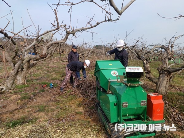 찾아가는 영농부산물(과수 전정가지) 파쇄지원 현장 (사진/제공=경상남도)