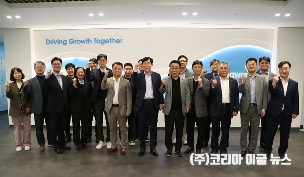 13일 동원글로벌터미널부산에서 개최된 'BJFEZ글로벌물류혁신TF2차회의'에서 박성호부산진해경제자유구역청장(앞줄오른쪽에서다섯번째)이 참석자들과 기념촬영을 하고있다.  (사진/제공=부산진해경제자유구역청)