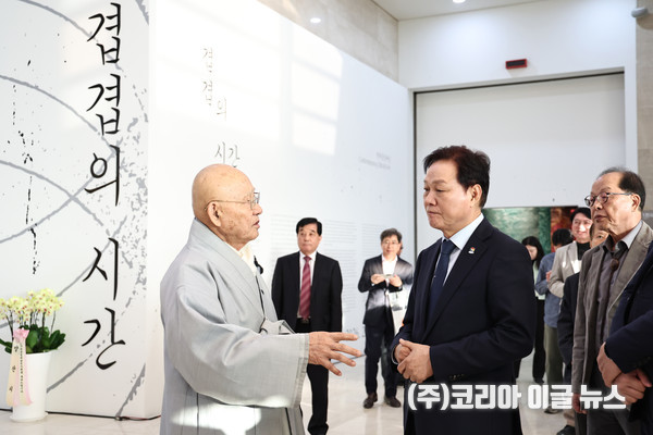 지난 13일 오후 경남도립미술관에서 열린 특별기획전 '현대옻칠예술: 겹겹의 시간' 개막식에 참석한 성파스님(오른쪽)과 박완수 경남도지사가 얘기하고 있다.  (사진/제공=경상남도)