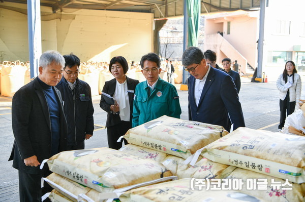 유정근 영주시장 권한대행이 영주연합농협 미곡처리장을 방문해 수매현장을 둘러보고 있다.  (사진/제공=영주시)