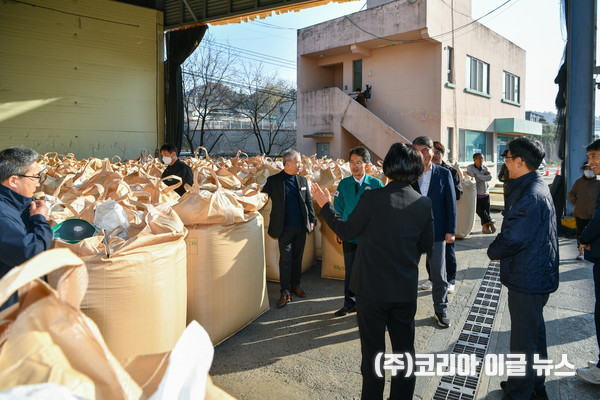 유정근 영주시장 권한대행이 공공비축미 건조벼 매입 현장을 방문해 관계자들을 격려하고 현장의견을 듣고 있다.  (사진/제공=영주시)