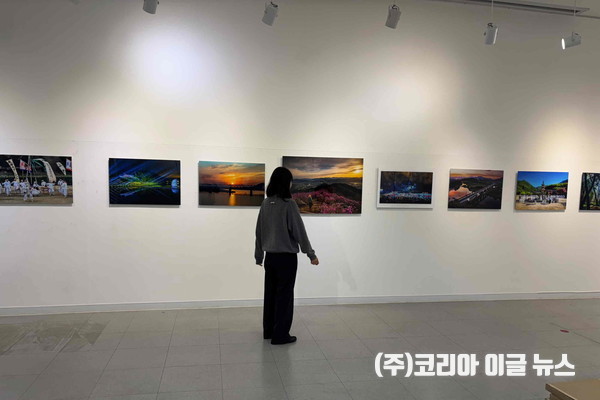전시장에서 열리는 2025 밀양사계절관광 전국 사진 공모전  (사진/제공=밀양시)