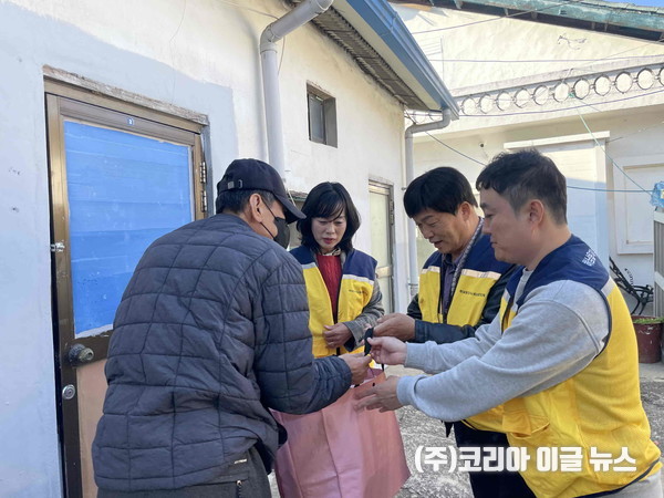 밀양시 하남읍 지역사회보장협의체, 소외계층에 생필품 꾸러미 전달  (사진/제공=밀양시)